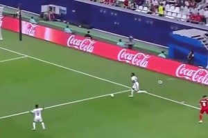 无间道？球员吊射自家门将被扑后，对面前锋空门打偏！