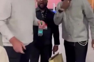 和詹姆斯一起有说有笑的高个子是谁？老吧友能认出来吗