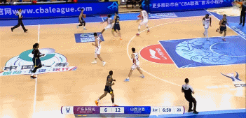 身体素质没得说！王少杰顺下空中越过防守双手暴扣